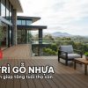 Ban công biệt thự hiện đại sử dụng lót sàn gỗ nhựa ngoài trời tông màu ấm.