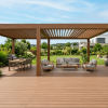 Cảnh sân vườn biệt thự sang trọng với giàn pergola gỗ nhựa cao cấp