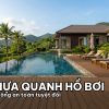 Toàn cảnh hồ bơi biệt thự hiện đại lát sàn gỗ nhựa ngoài trời sang trọng
