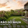 Toàn cảnh sân vườn biệt thự sang trọng với hệ thống hàng rào gỗ ngoài trời thanh lịch