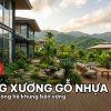 Sàn gỗ nhựa ngoài trời lót sân vườn biệt thự hiện đại đón nắng tự nhiên.