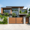 Cánh cổng biệt thự hiện đại ốp gỗ nhựa composite màu nâu ấm áp sang trọng