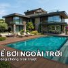 Toàn cảnh bể bơi biệt thự hiện đại lát sàn gỗ nhựa composite ngoài trời cao cấp.