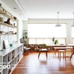 Căn hộ tiện nghi sang trọng với sàn gỗ công nghiệp lót sàn.