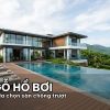Toàn cảnh hồ bơi biệt thự hiện đại lát sàn gỗ nhựa composite ngoài trời dưới nắng tự nhiên