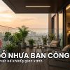 Góc ban công chung cư hiện đại lát sàn gỗ nhựa ấm cúng dưới nắng chiều.