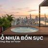 Toàn cảnh sàn gỗ nhựa composite cao cấp lót quanh bồn sục trên sân thượng penthouse