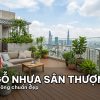 Sân thượng biệt thự lát gỗ nhựa ngoài trời hiện đại sang trọng dưới ánh nắng ban ngày