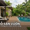 Sân vườn biệt thự hiện đại lát sàn gỗ nhựa composite ngoài trời dưới ánh nắng sớm