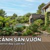 Góc sân vườn biệt thự hiện đại lát sàn gỗ nhựa kết hợp cây xanh và sỏi trang trí dưới ánh nắng tự nhiên